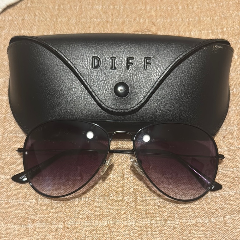 DIFF Men’s Black Aviator Sunglasses with Gradient Lenses